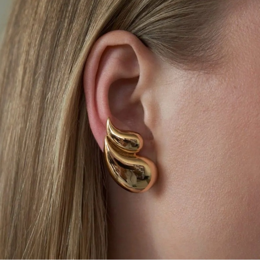 Lili Claspe Gold Earrings in Sade